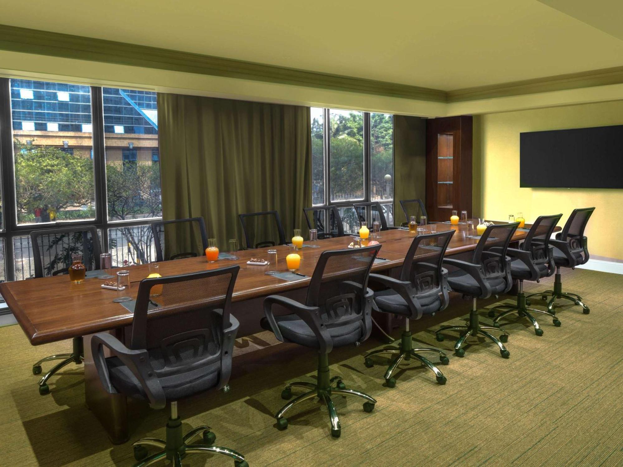 Отель Pullman Nairobi Upper Hill Экстерьер фото